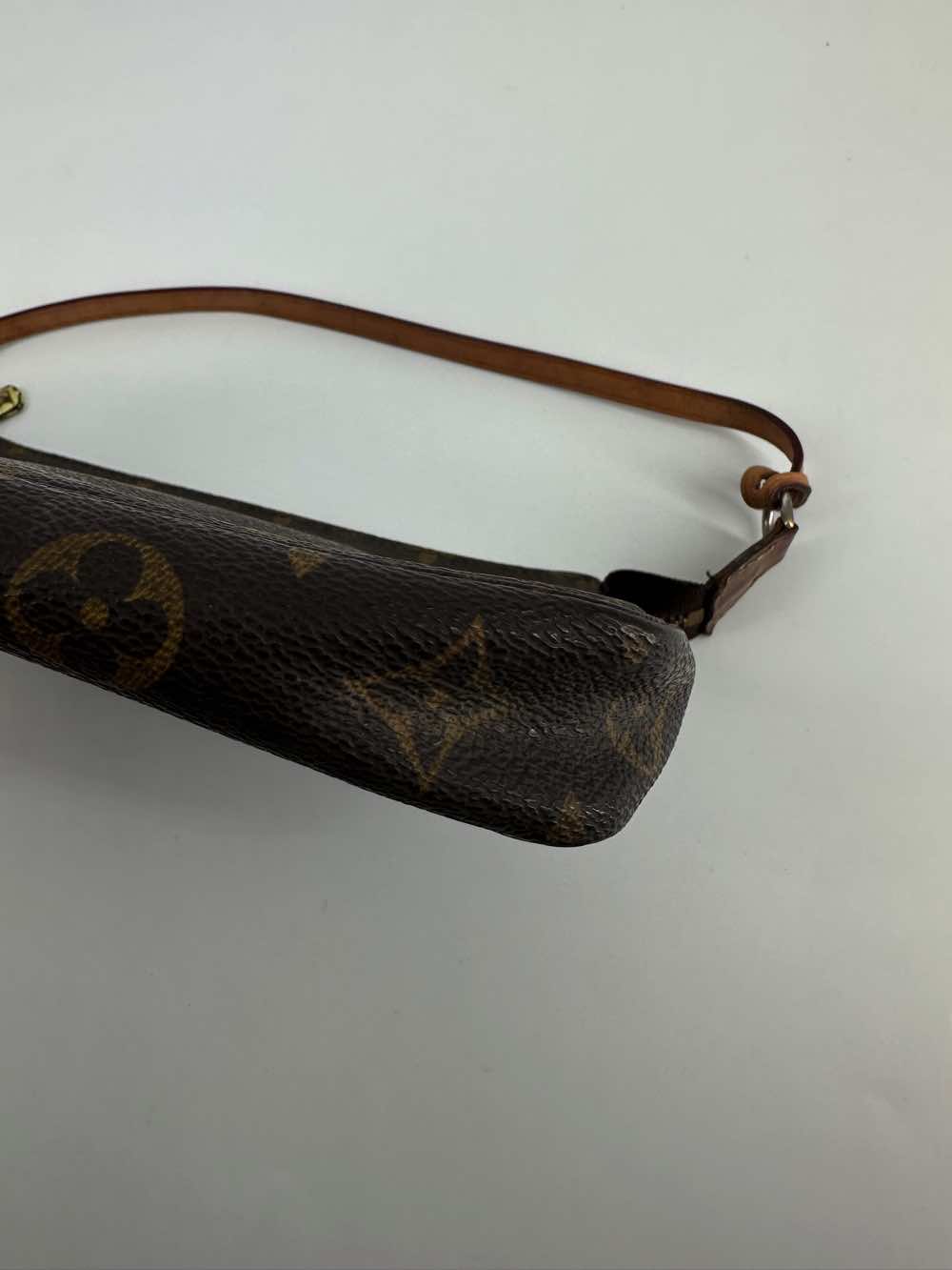 Louis Vuitton Pochette Accessoire - Side view