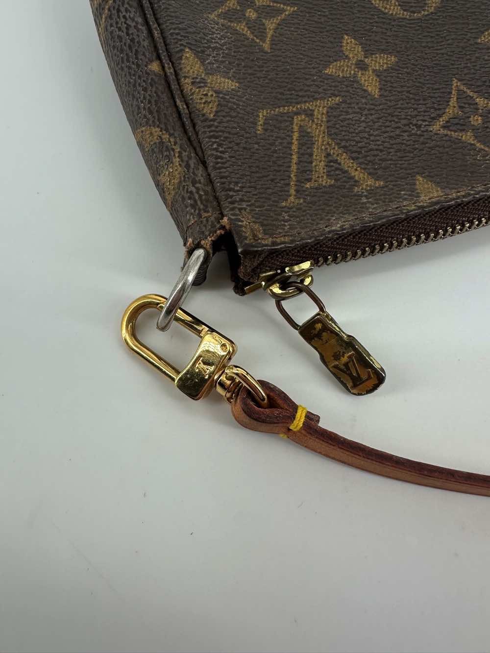 Louis Vuitton Pochette Accessoire - Detail 1