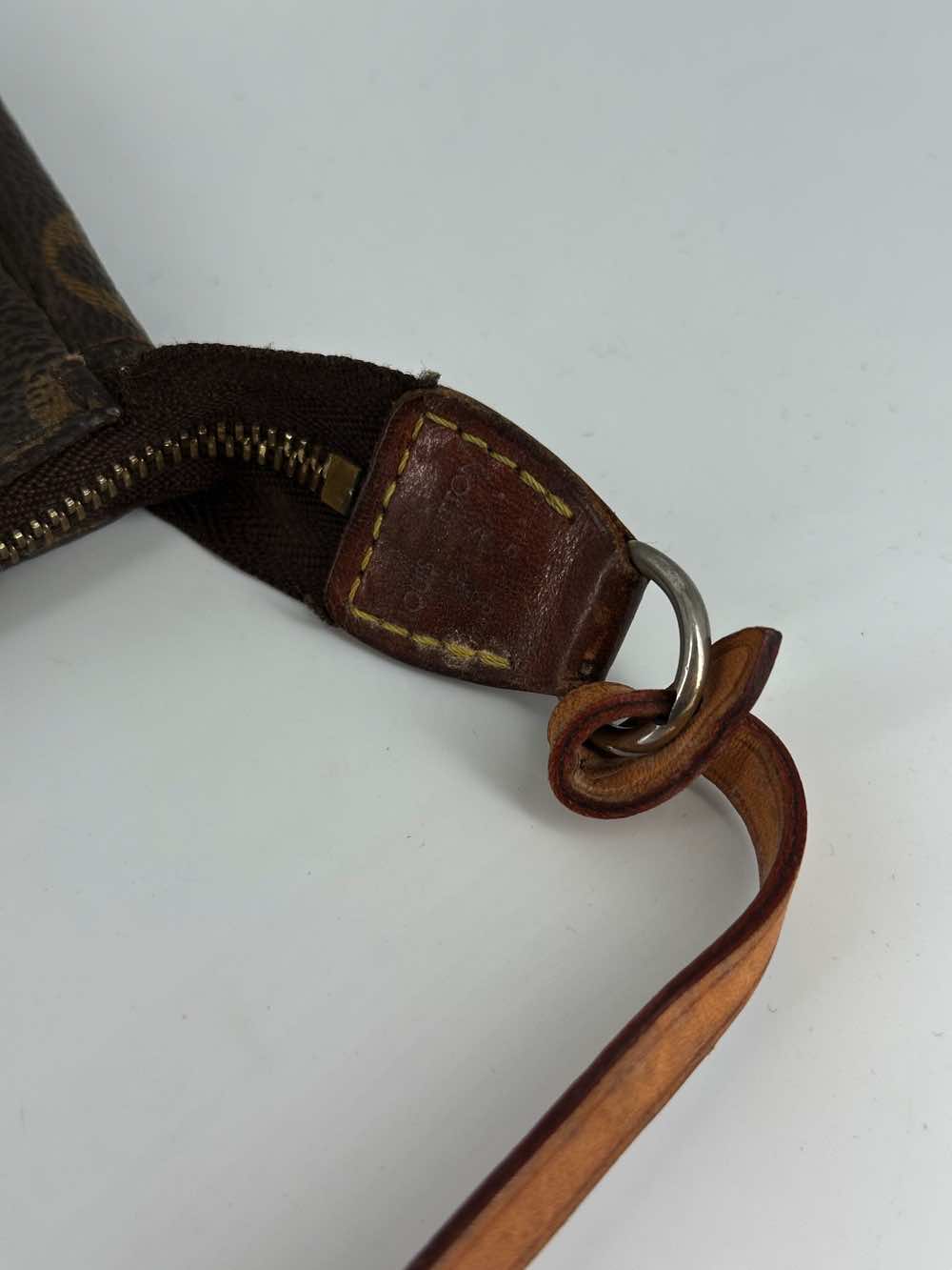 Louis Vuitton Pochette Accessoire - Detail 2