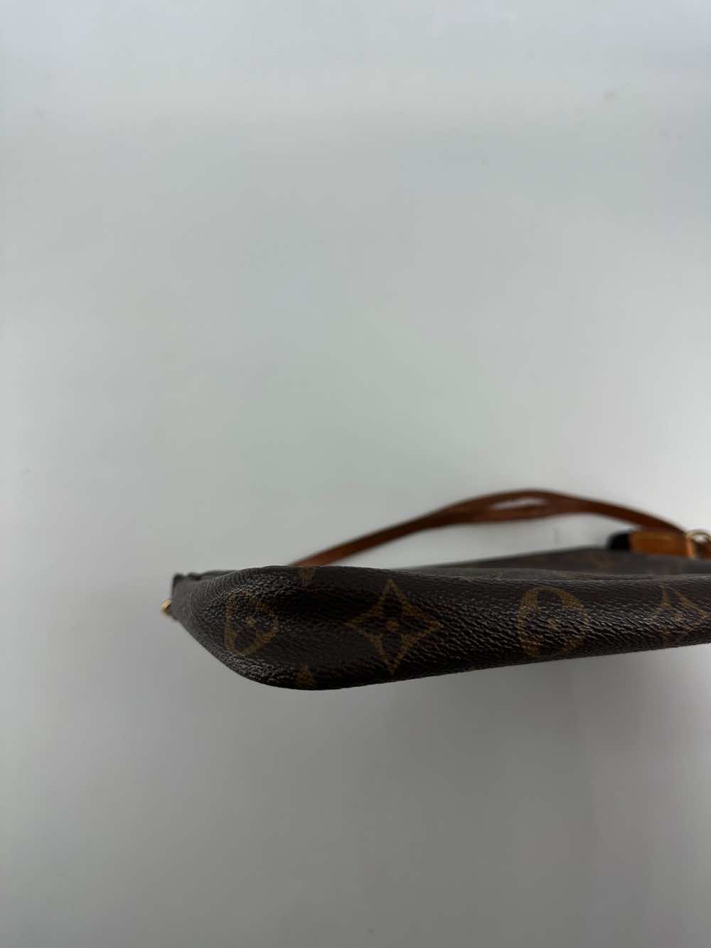 Louis Vuitton Pochette Accessoire - Side view