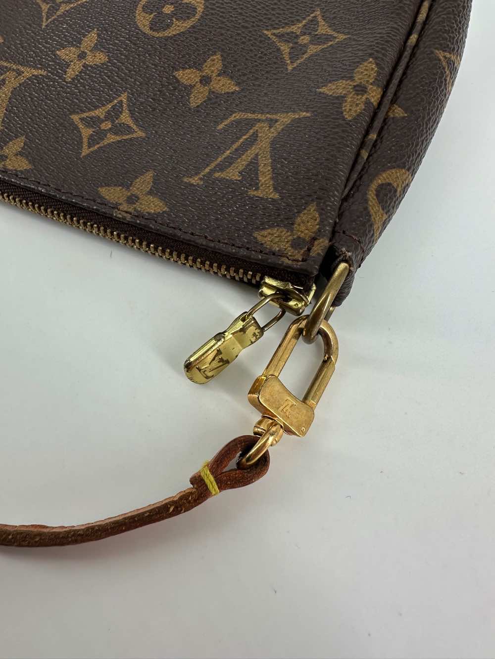 Louis Vuitton Pochette Accessoire - Detail 1