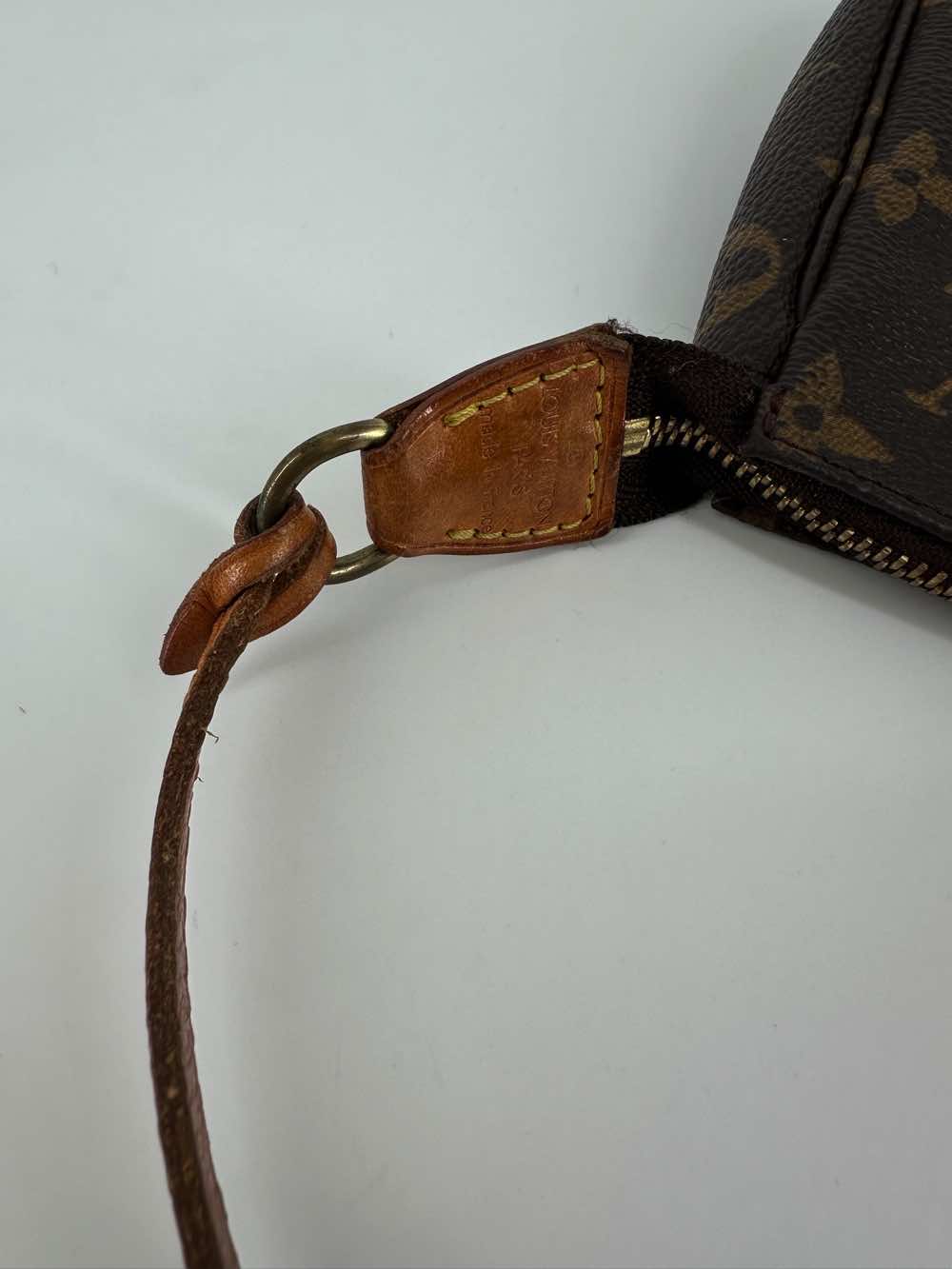 Louis Vuitton Pochette Accessoire - Detail 2