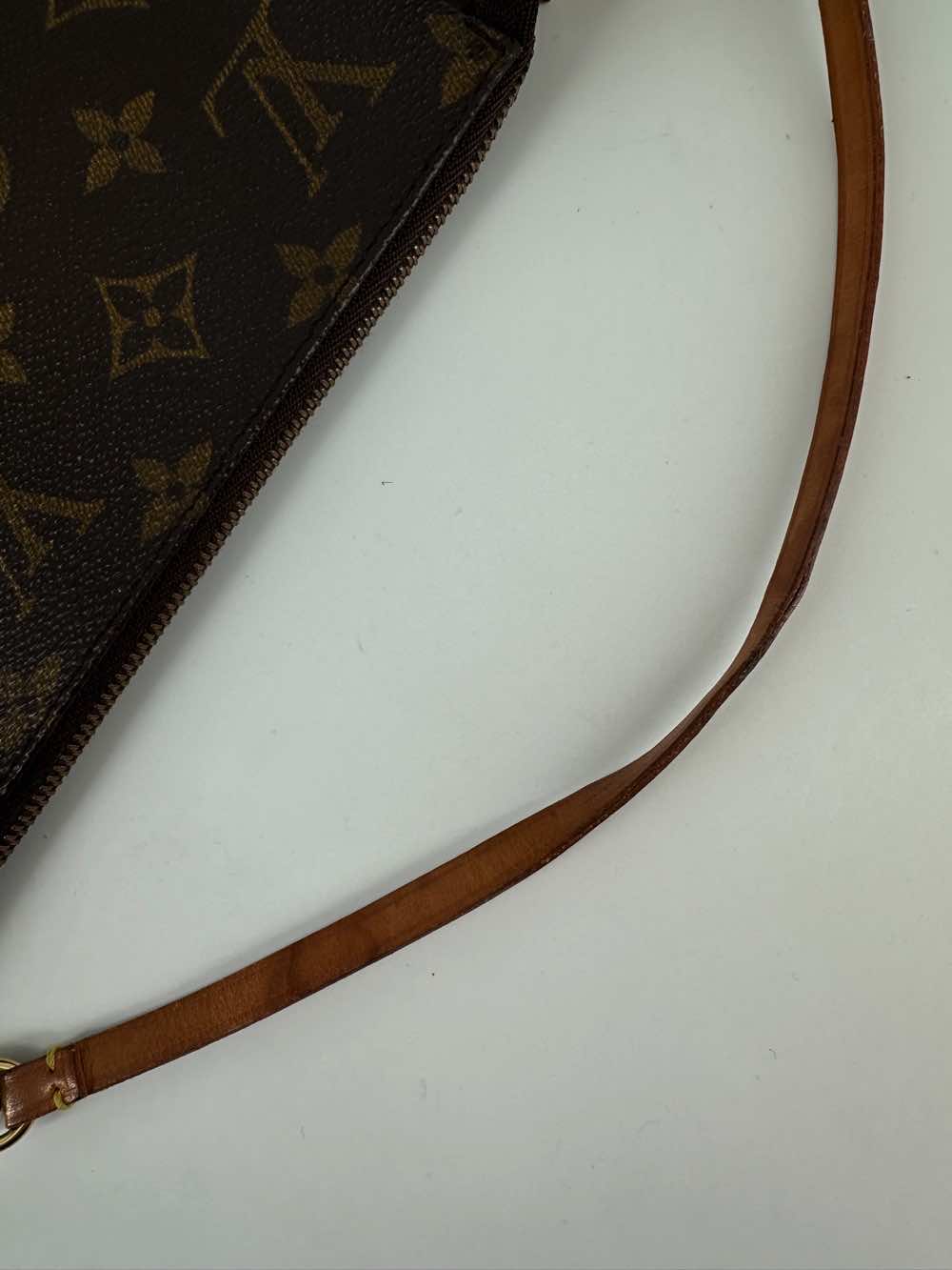 Louis Vuitton Pochette Accessoire - Detail 2