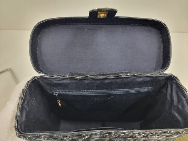 Chanel Vanity - Image 20