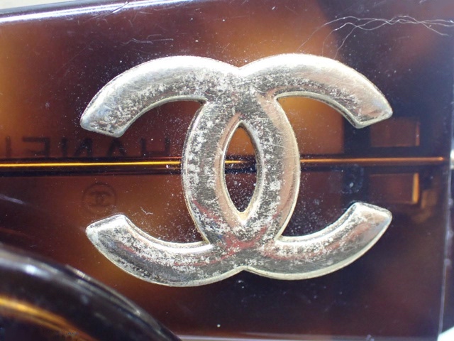 Chanel Logo CC - Side view