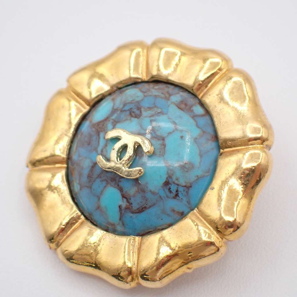 Chanel Vintage CC Round Button Clip-On Earrings Blue Good condition - Model View