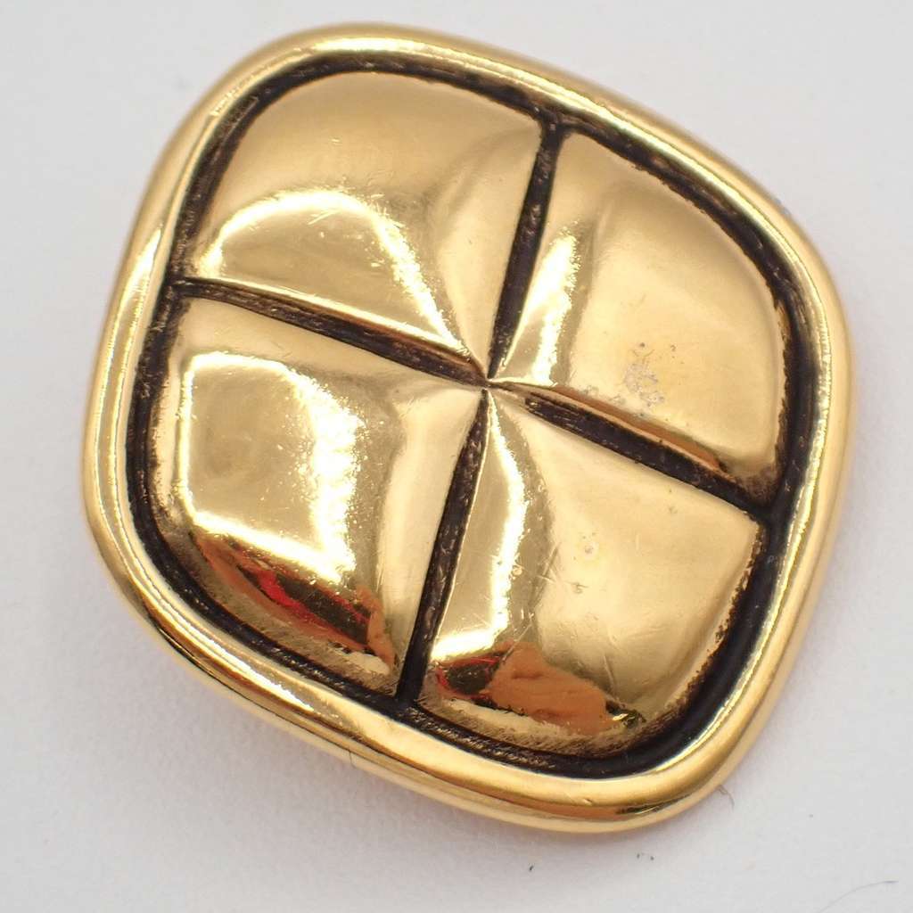 Chanel CC Rhombus Clip-On Earrings Gold Good condition - Model View
