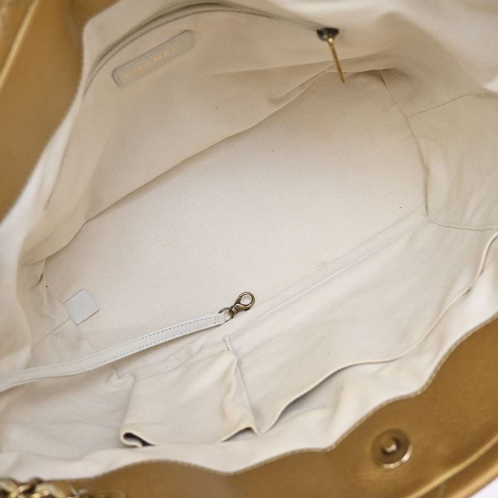 Chanel Timeless CC Soft Tote Gold Leather Good condition - Model View