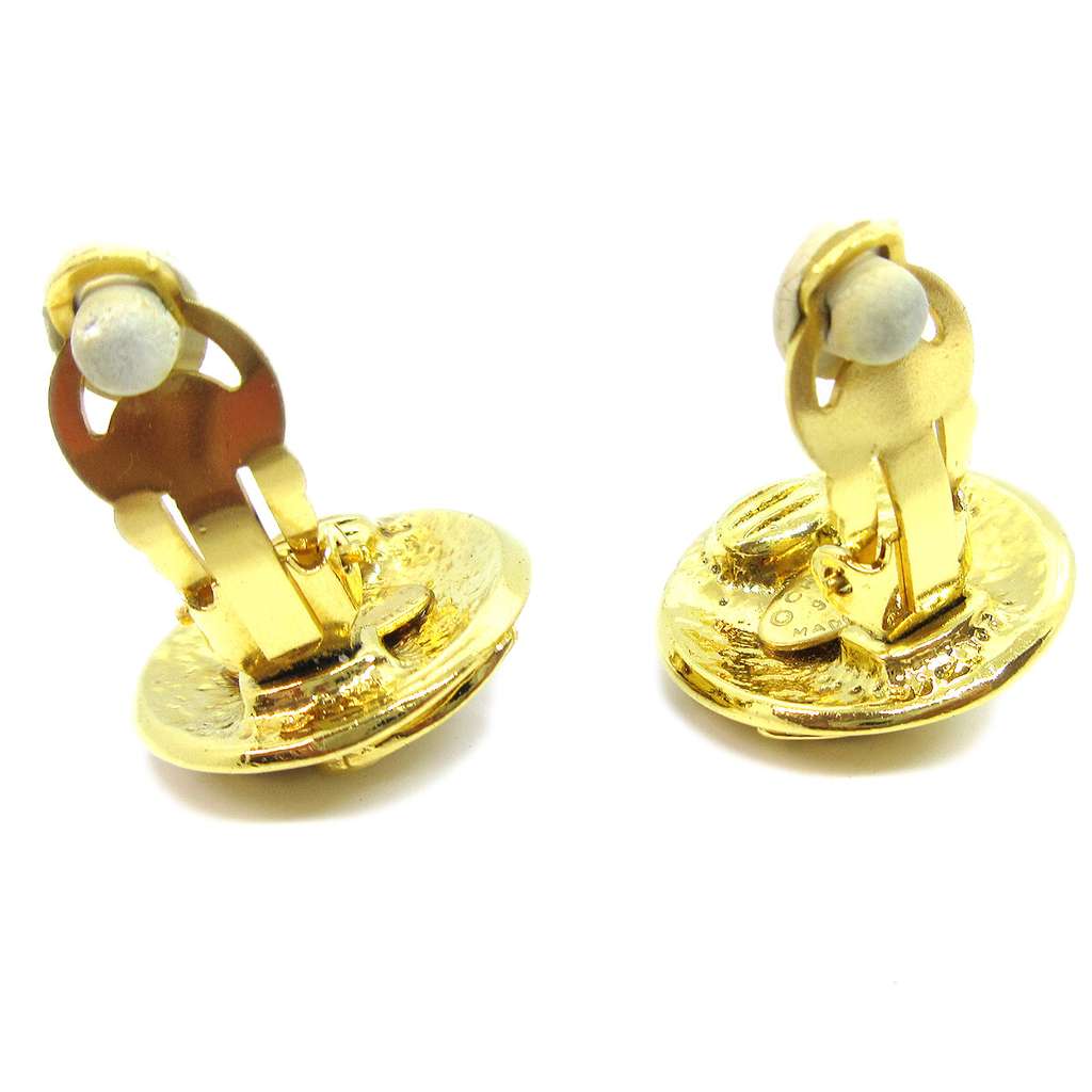 Chanel CC Button Clip-On Earrings Gold Good condition - Model View
