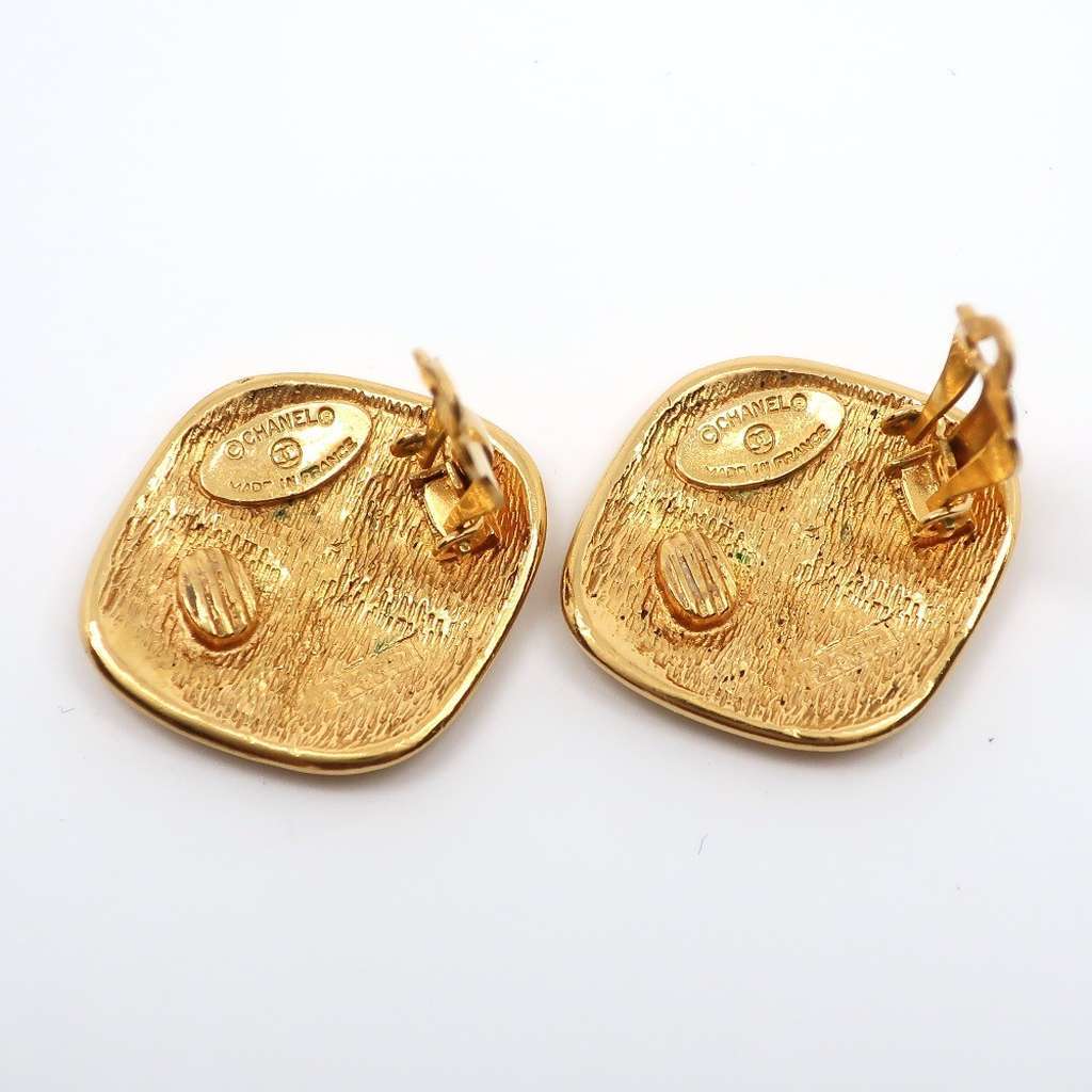 Chanel CC Rhombus Clip-On Earrings Gold Good condition - Model View