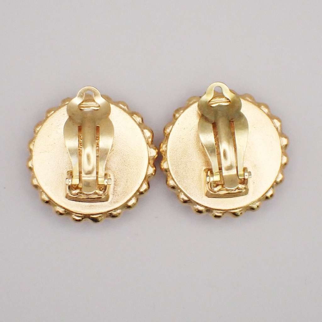 Chanel CC Round Earrings Black Good condition - Model View