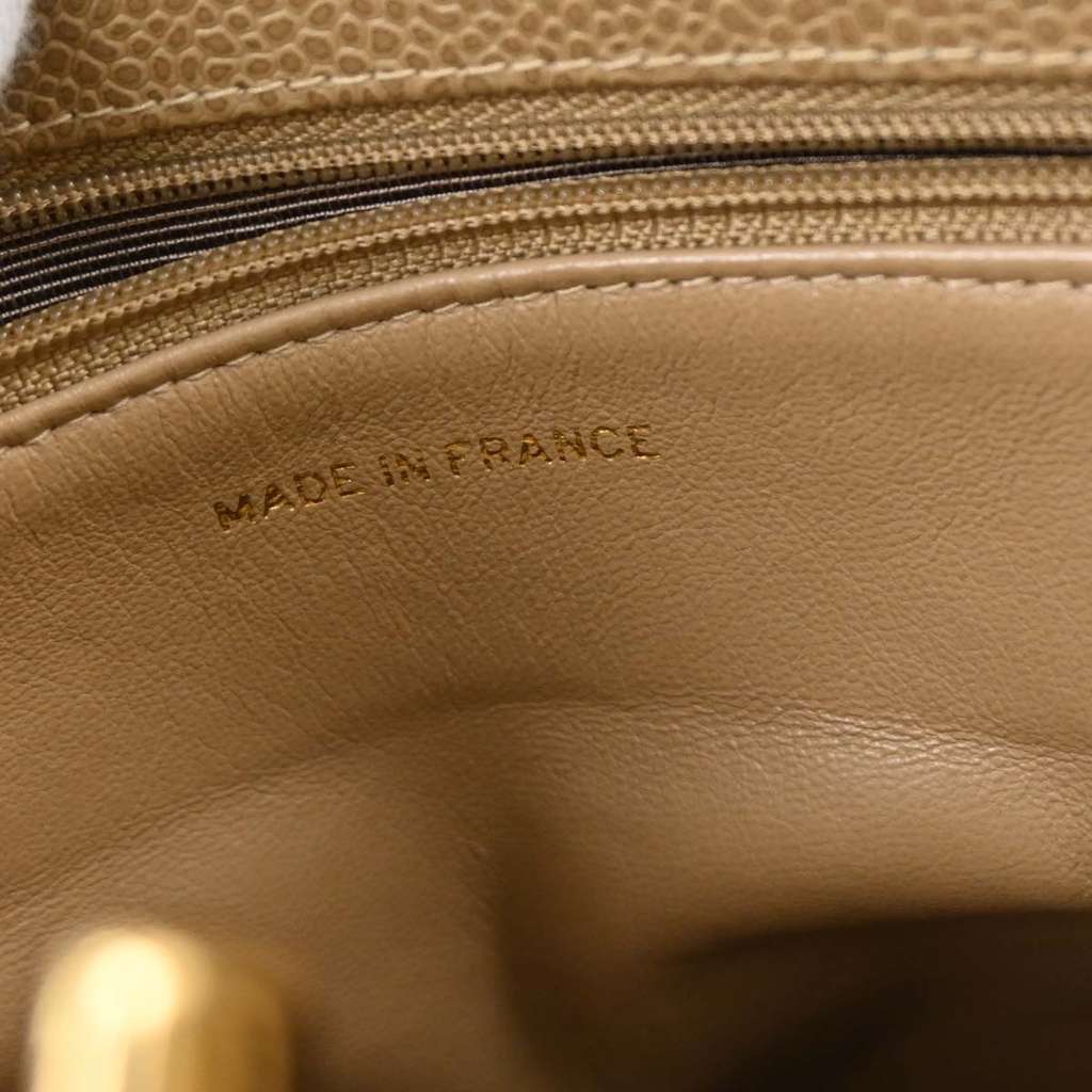 Chanel Vintage CC Lock Pocket Tote Beige Leather Good condition - Model View