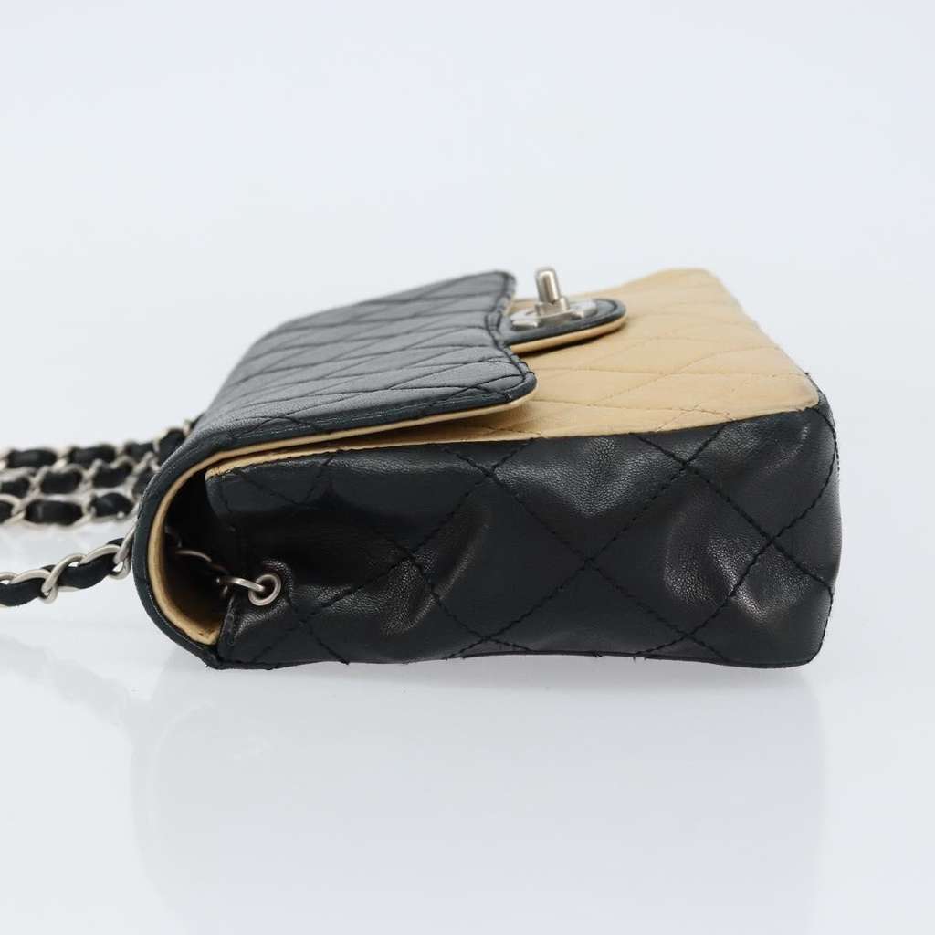 Chanel Vintage Square CC Flap Bag Beige Leather Good condition - Model View