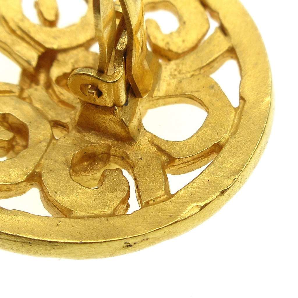 Chanel CC Round Earrings Gold Good condition - Model View