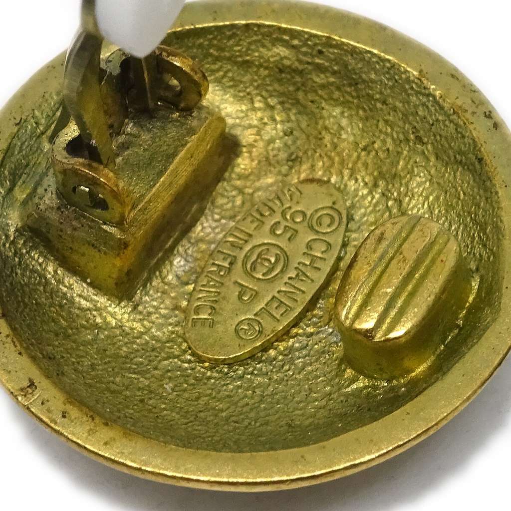 Chanel Vintage CC Round Clip-On Earrings Gold Good condition - Model View