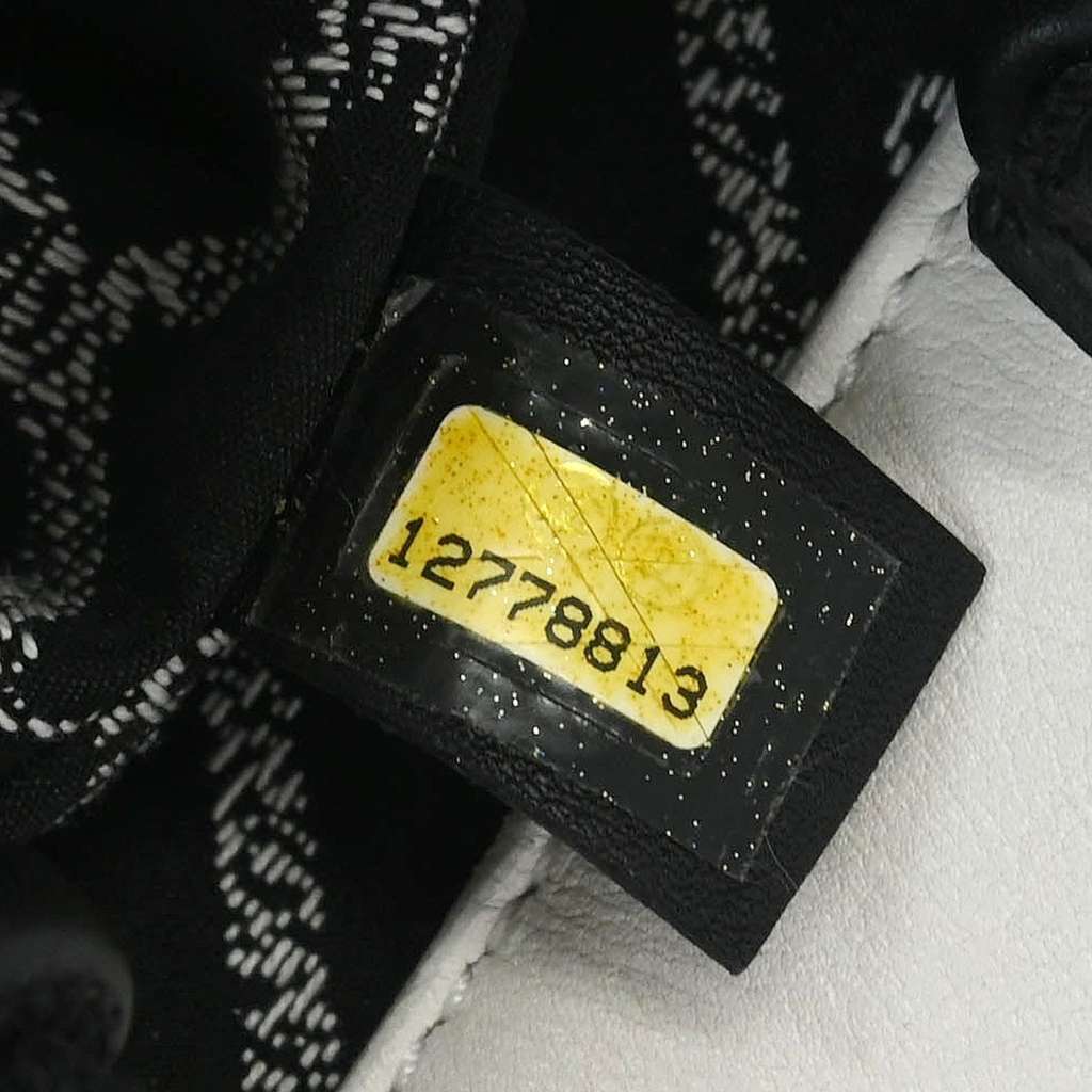 Chanel Essential Shopping Tote White Good condition - Box View