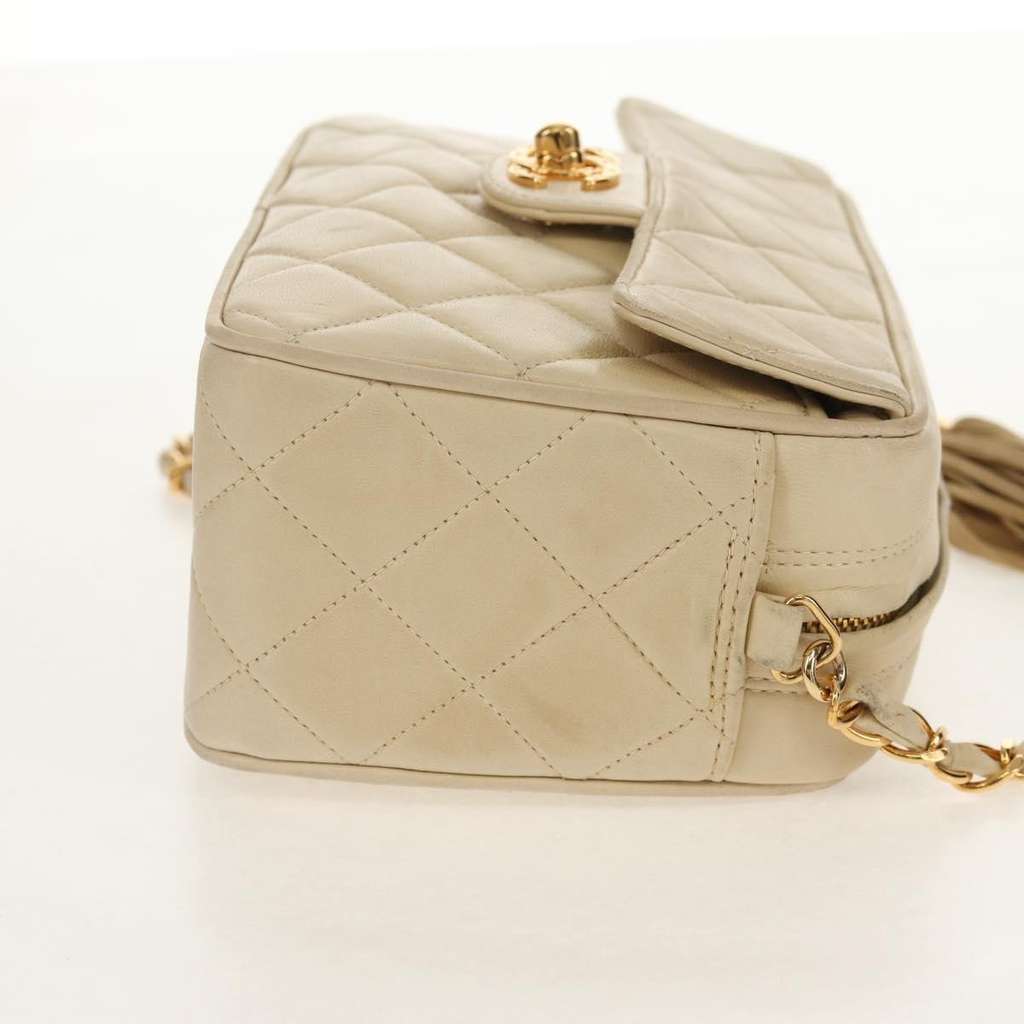 Chanel Chain Flap Shoulder Bag Beige Leather Good condition - Model View