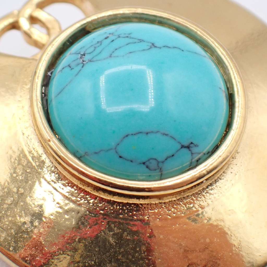 Chanel Vintage Round Clip-On Earrings Gold Good condition - Model View