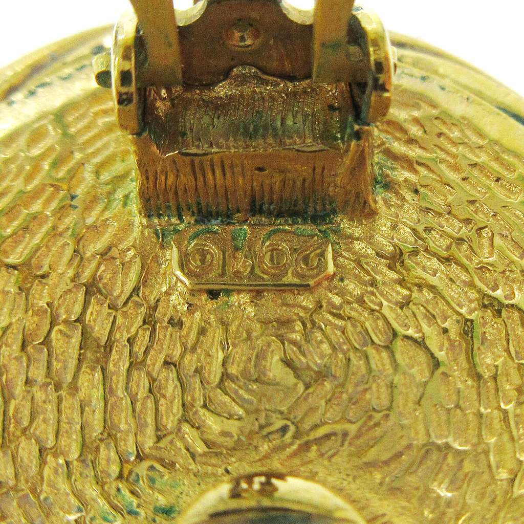 Chanel CC Button Clip-On Earrings Gold Good condition - Model View