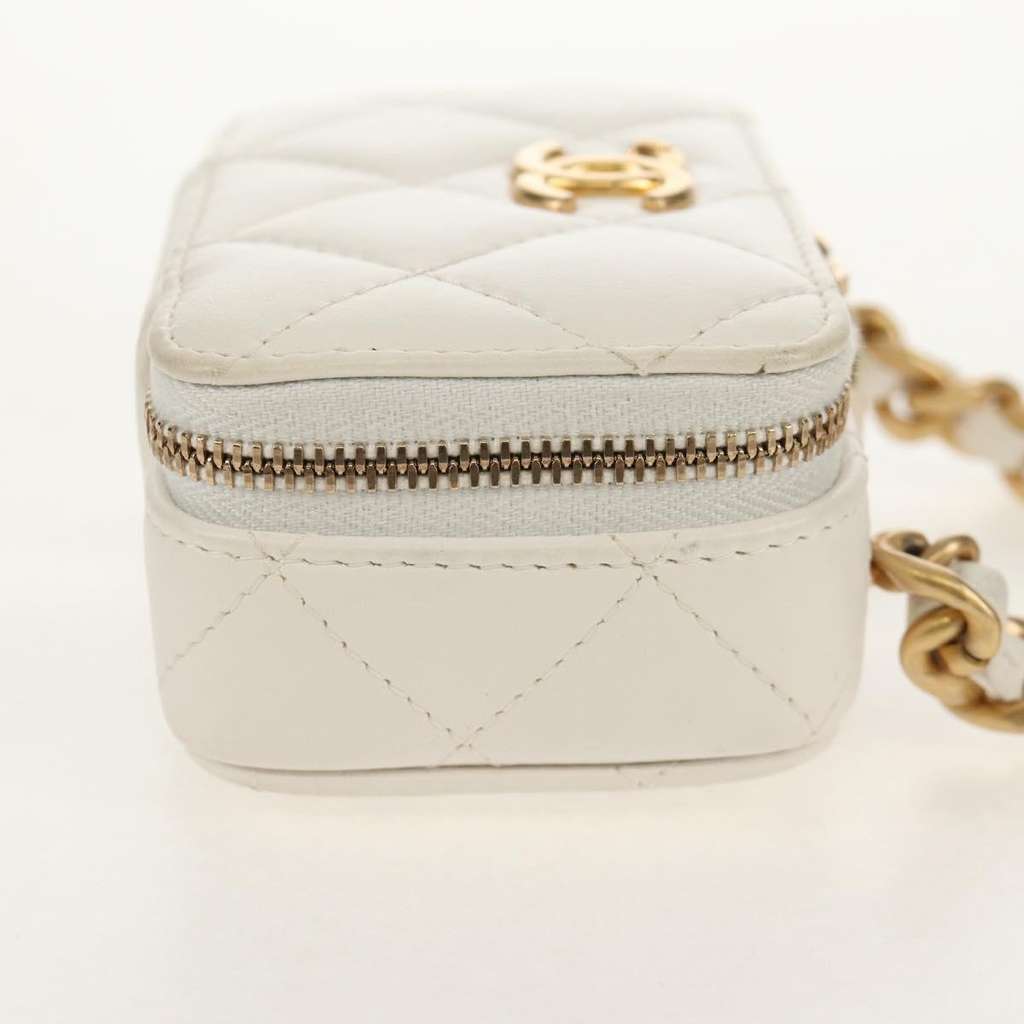 Chanel Lacquered Metal CC Zip Around Card Holder on Chain White Leather Good condition - Model View