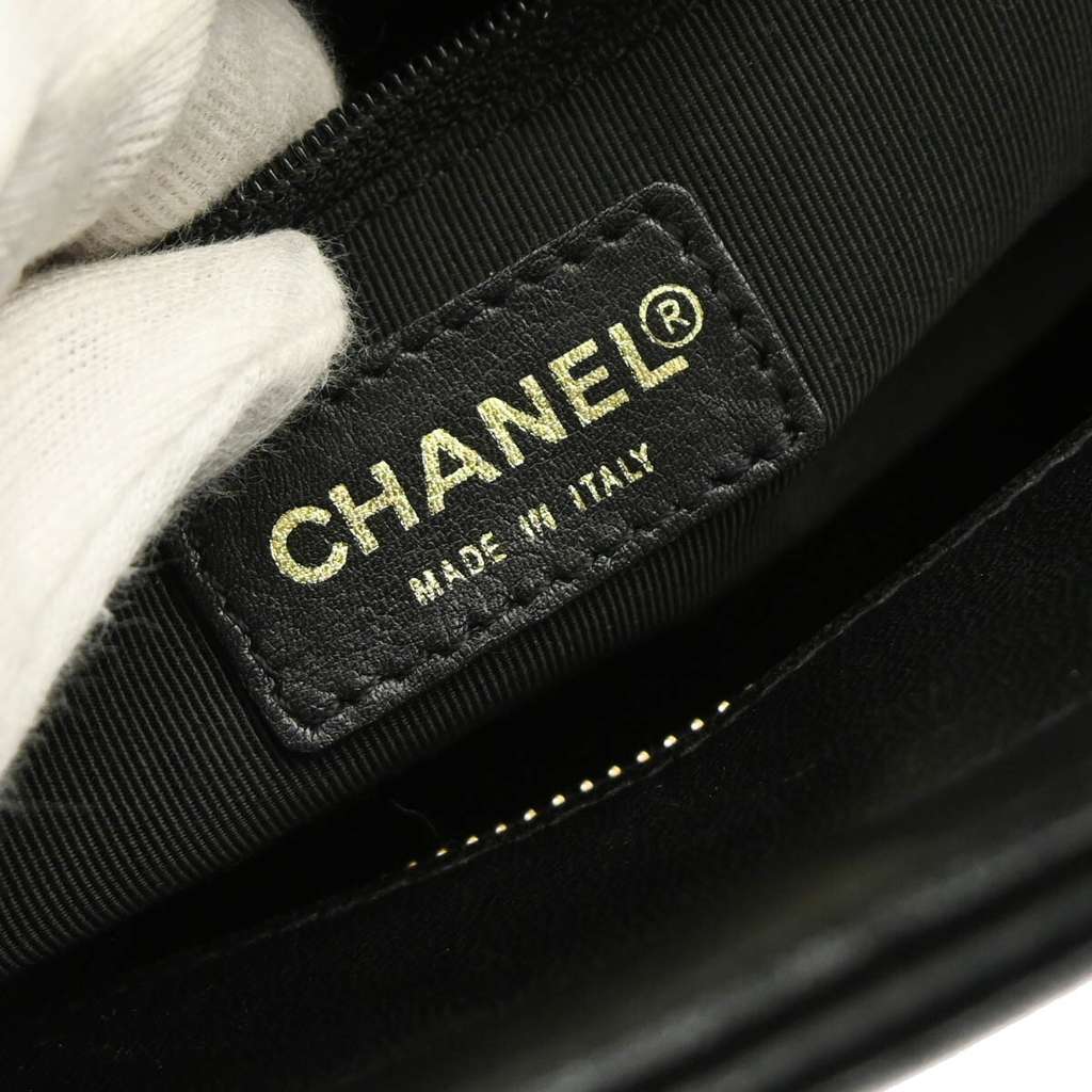 Chanel Chocolate Bar CC Tote Black Leather Good condition - Model View