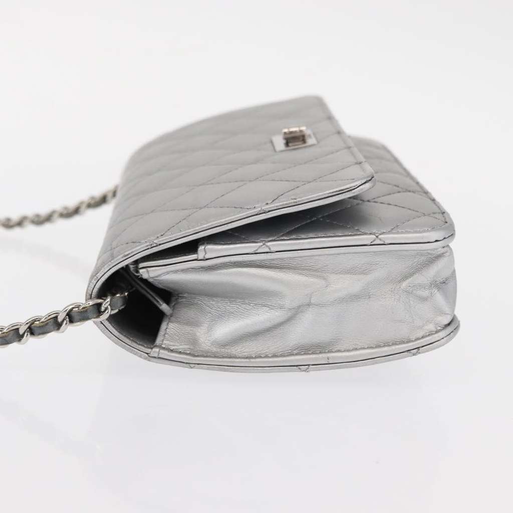 Chanel Reissue 2.55 Wallet on Chain Silver Leather Good condition - Model View