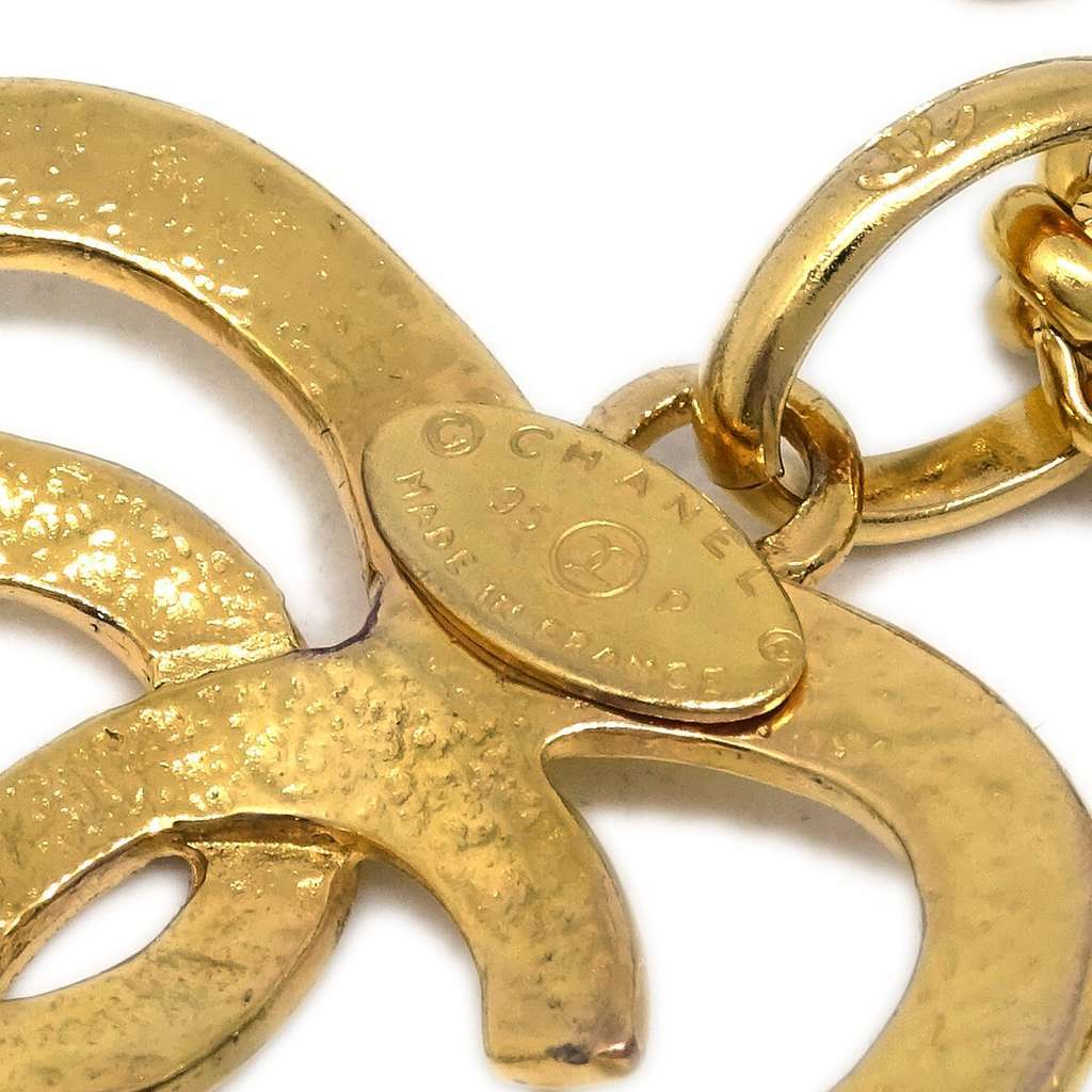 Chanel CC Heart Pendant Necklace Gold Good condition - Model View