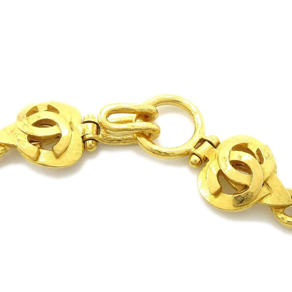 Chanel CC Heart Pendant Necklace Gold Good condition - Model View