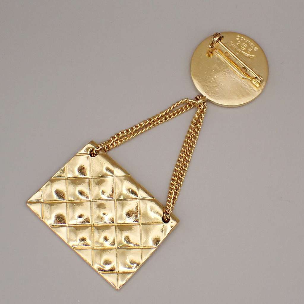 Chanel Vintage Medallion Flap Bag Brooch Gold Good condition - Back View
