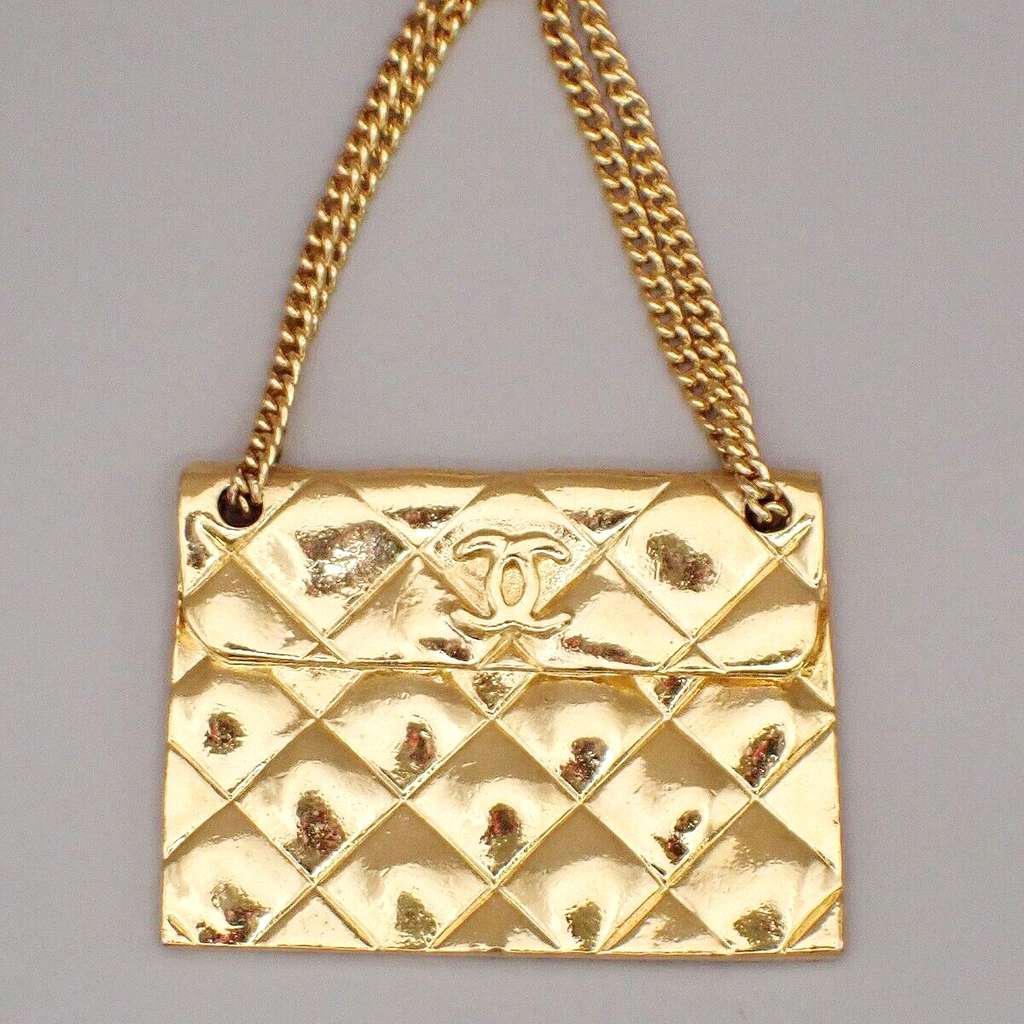 Chanel Vintage Medallion Flap Bag Brooch Gold Good condition - Model View