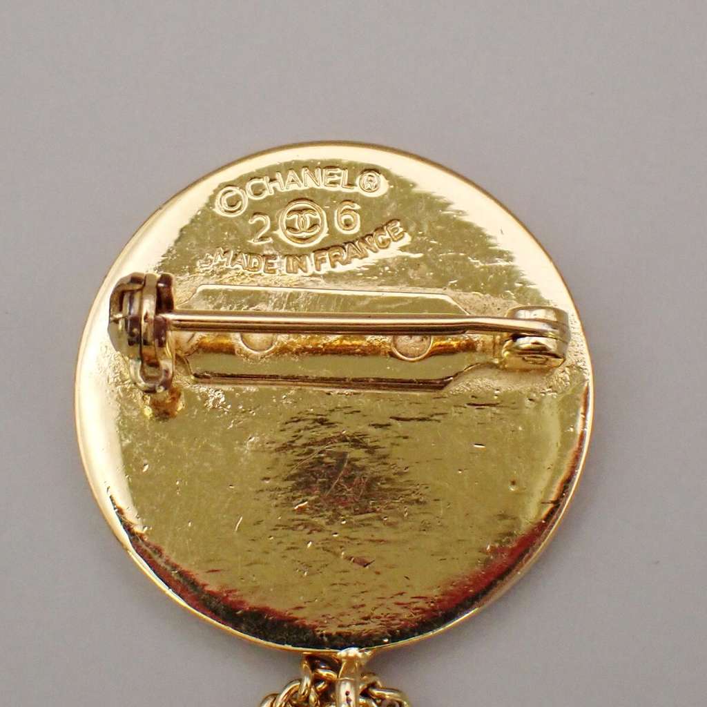 Chanel Vintage Medallion Flap Bag Brooch Gold Good condition - Box View
