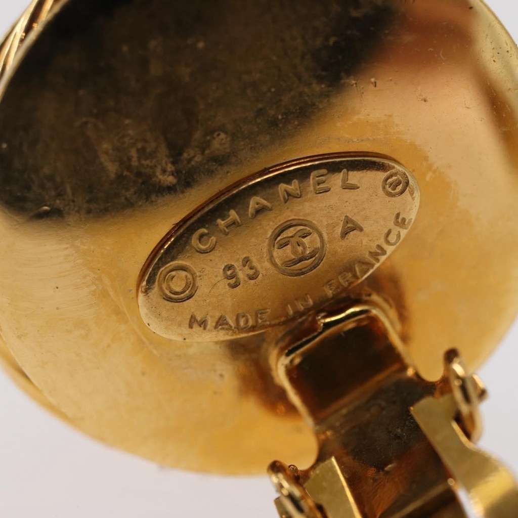 Chanel Vintage Round Clip-On Earrings Gold Good condition - Model View