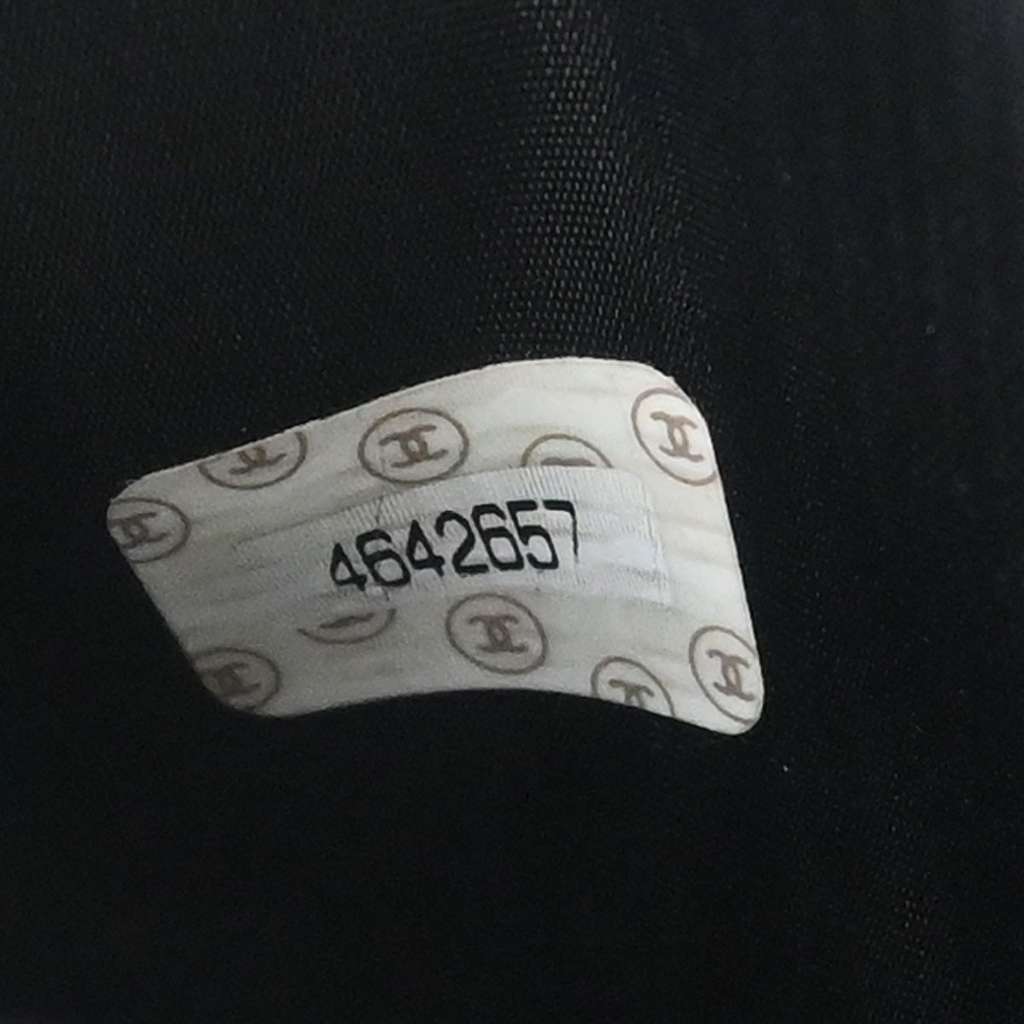 Chanel Vintage CC Wallet Black Leather Good condition - Model View