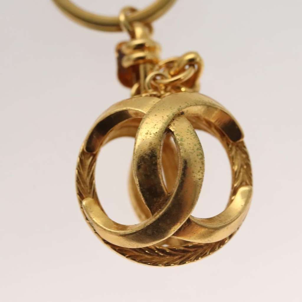 Chanel Vintage CC Keychain Gold Metal Good condition - Model View