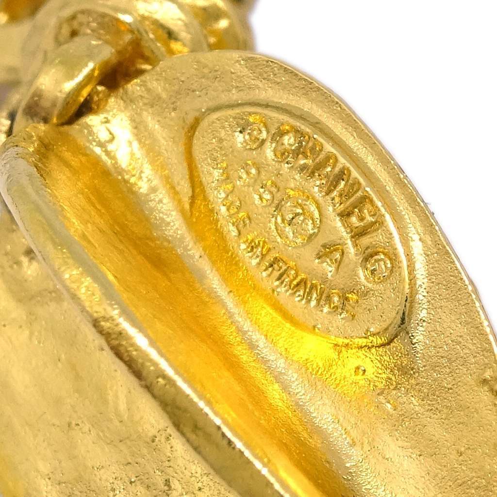 Chanel CC Oval Tag Drop Hoop Earrings Gold Good condition - Model View