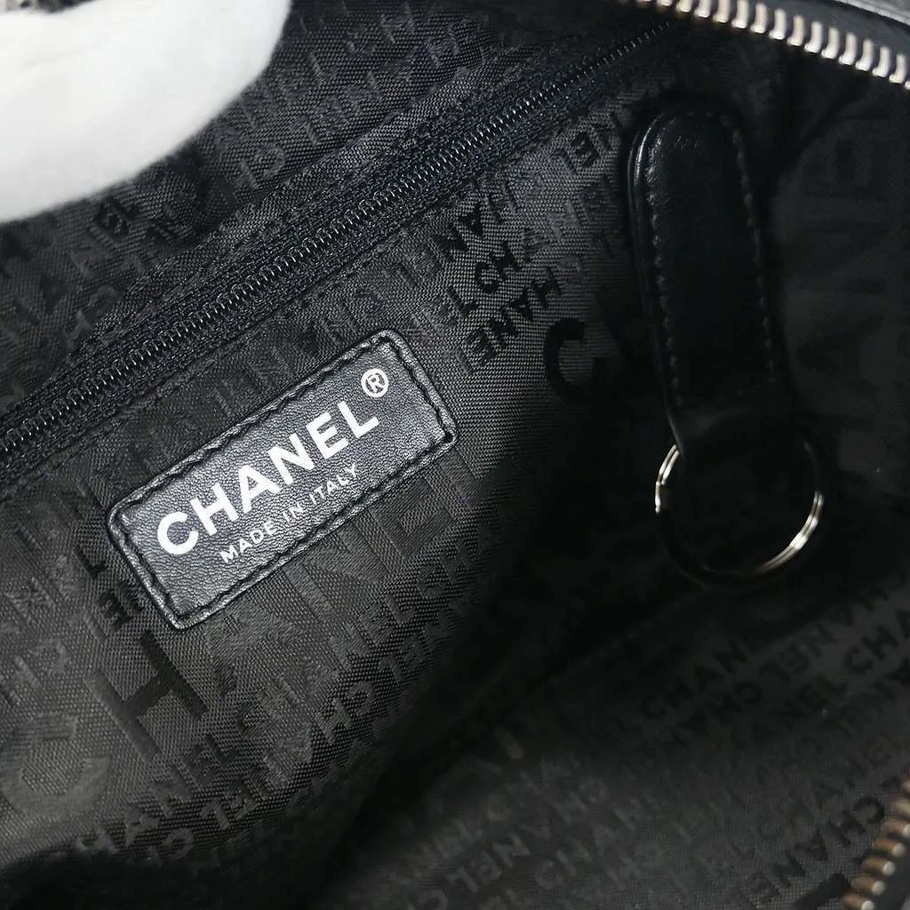 Chanel Square Stitch Bowler Bag Black Leather Good - Model View
