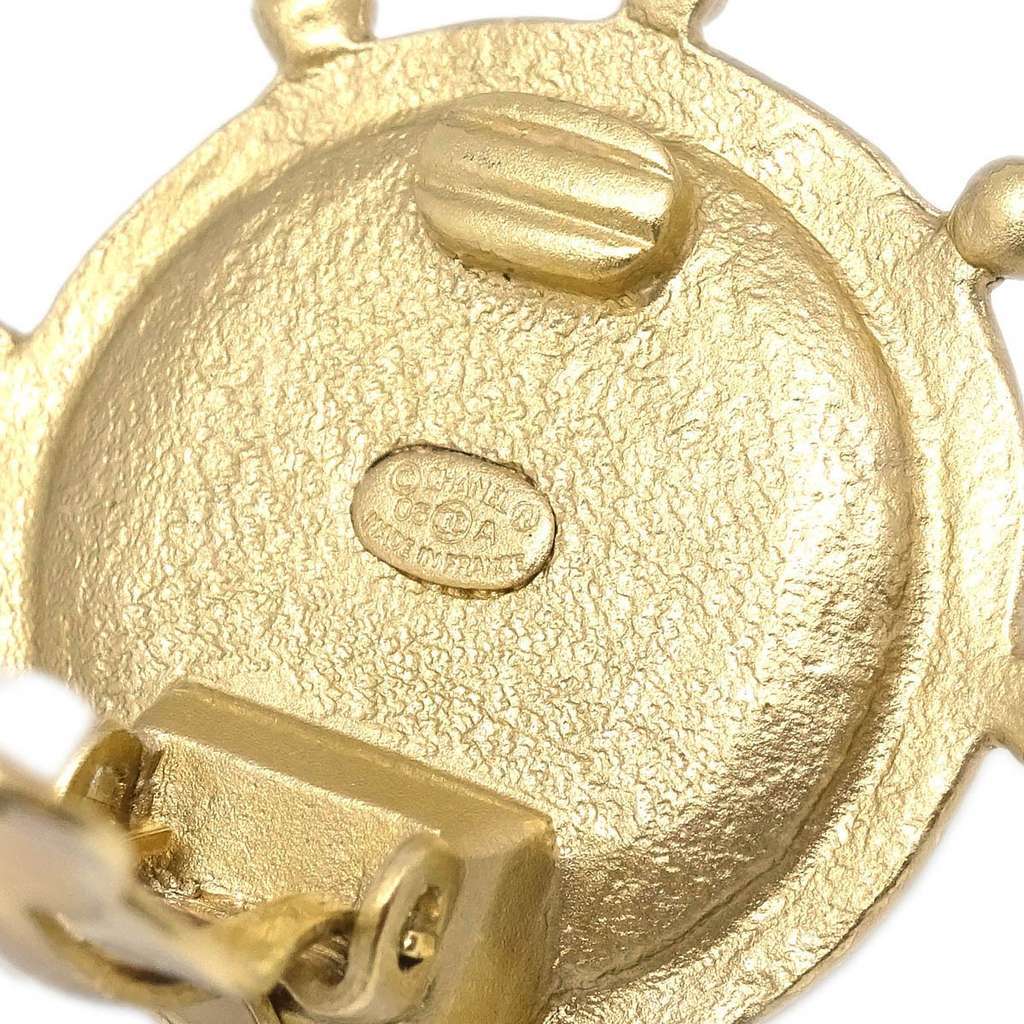 Chanel Vintage Round Clip-On Earrings Gold Metal Good condition - Model View