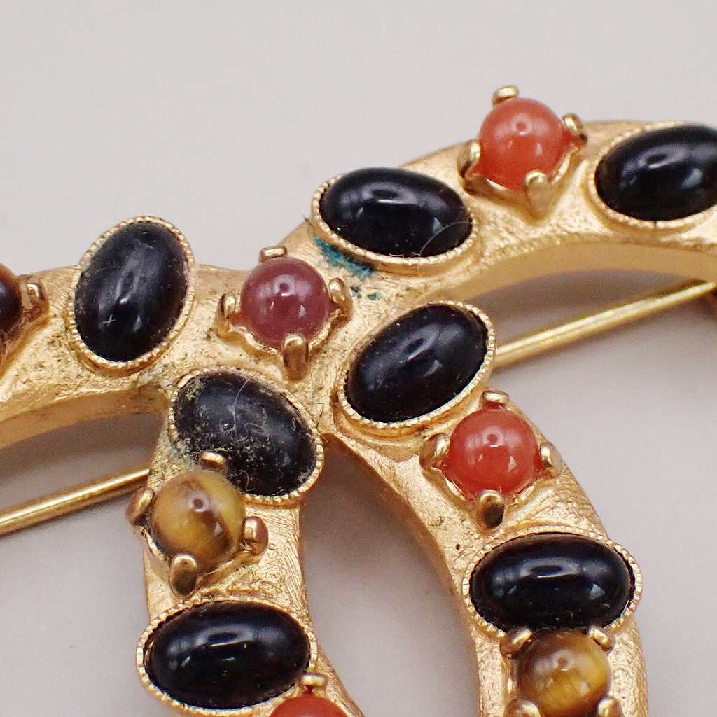 Chanel CC Logo Brooch Gold Good condition - Model View