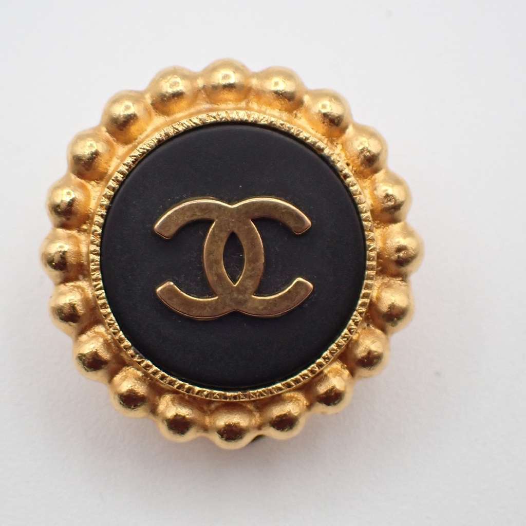 Chanel Vintage Round CC Clip-On Earrings Gold Good condition - Box View