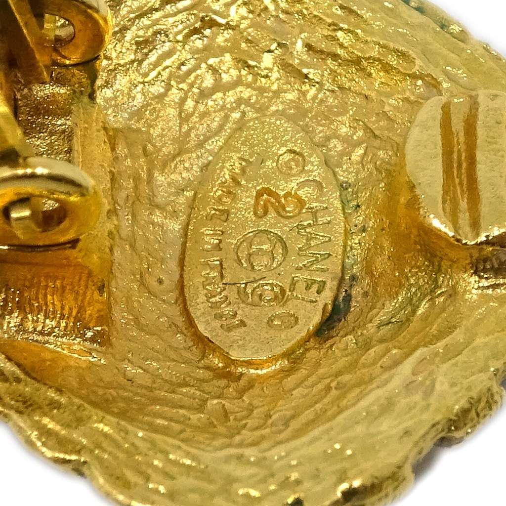 Chanel CC Dangle Earrings Gold Good condition - Model View