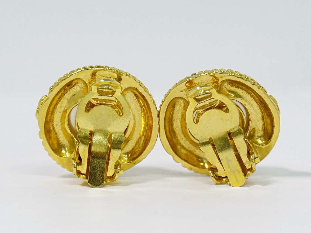 Chanel Vintage Round Clip-On Earrings Gold Good condition - Back View