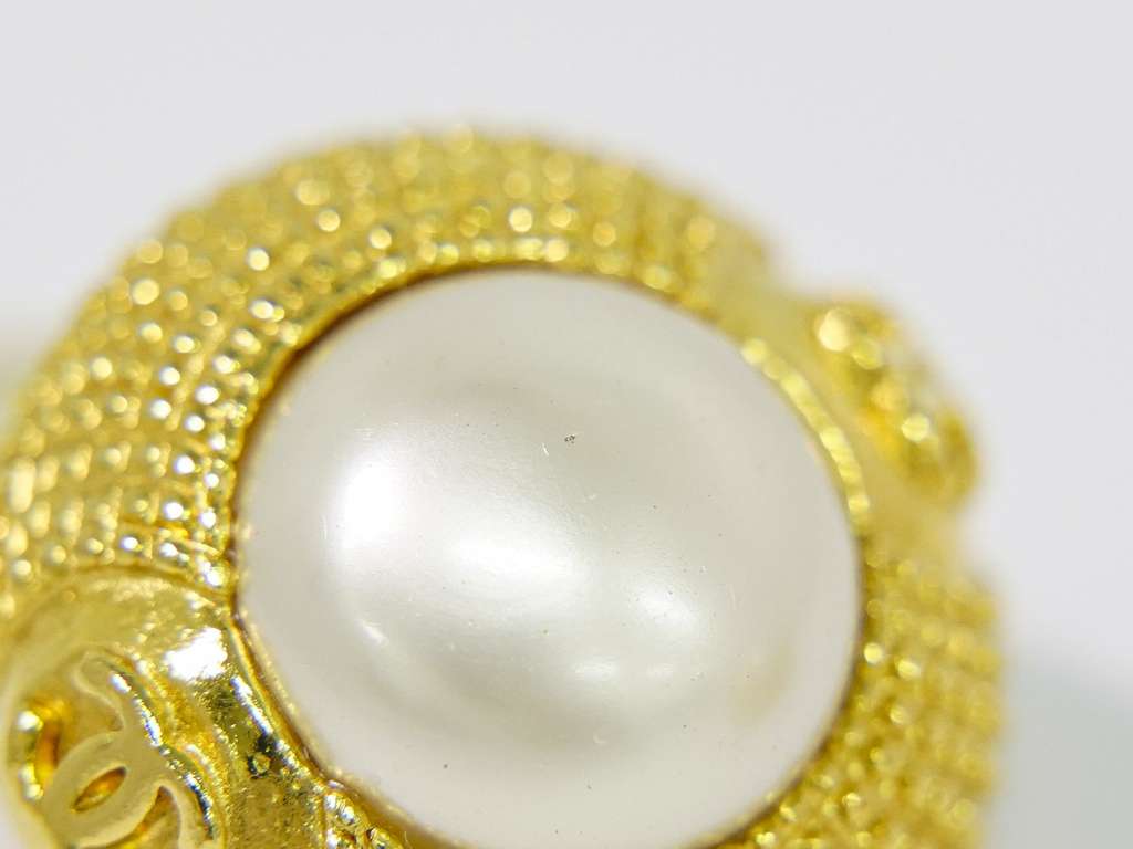 Chanel Vintage Round Clip-On Earrings Gold Good condition - Inside View