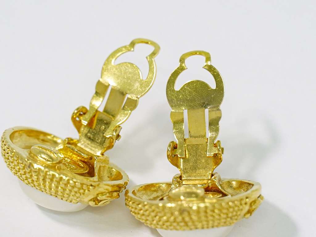 Chanel Vintage Round Clip-On Earrings Gold Good condition - Box View
