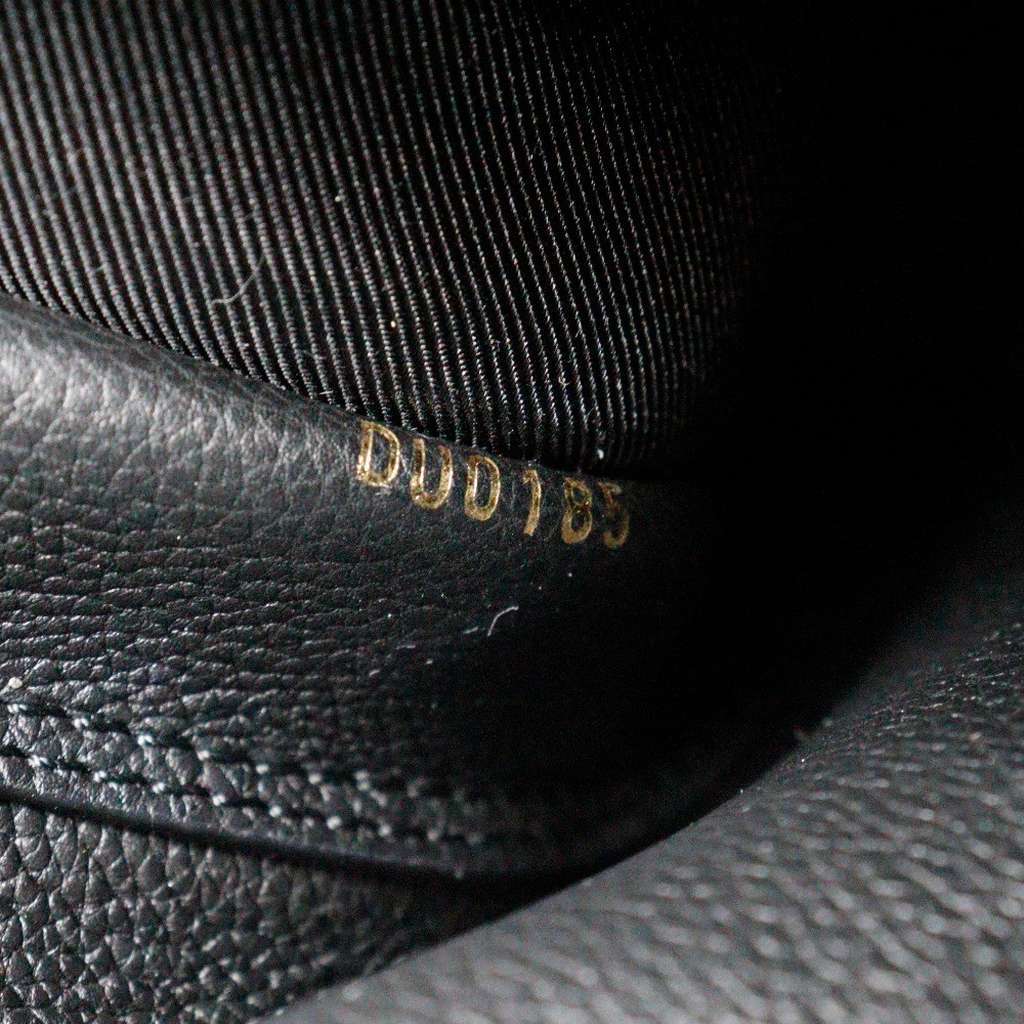 Louis Vuitton Lockme Handbag Black Leather Good condition - Box View