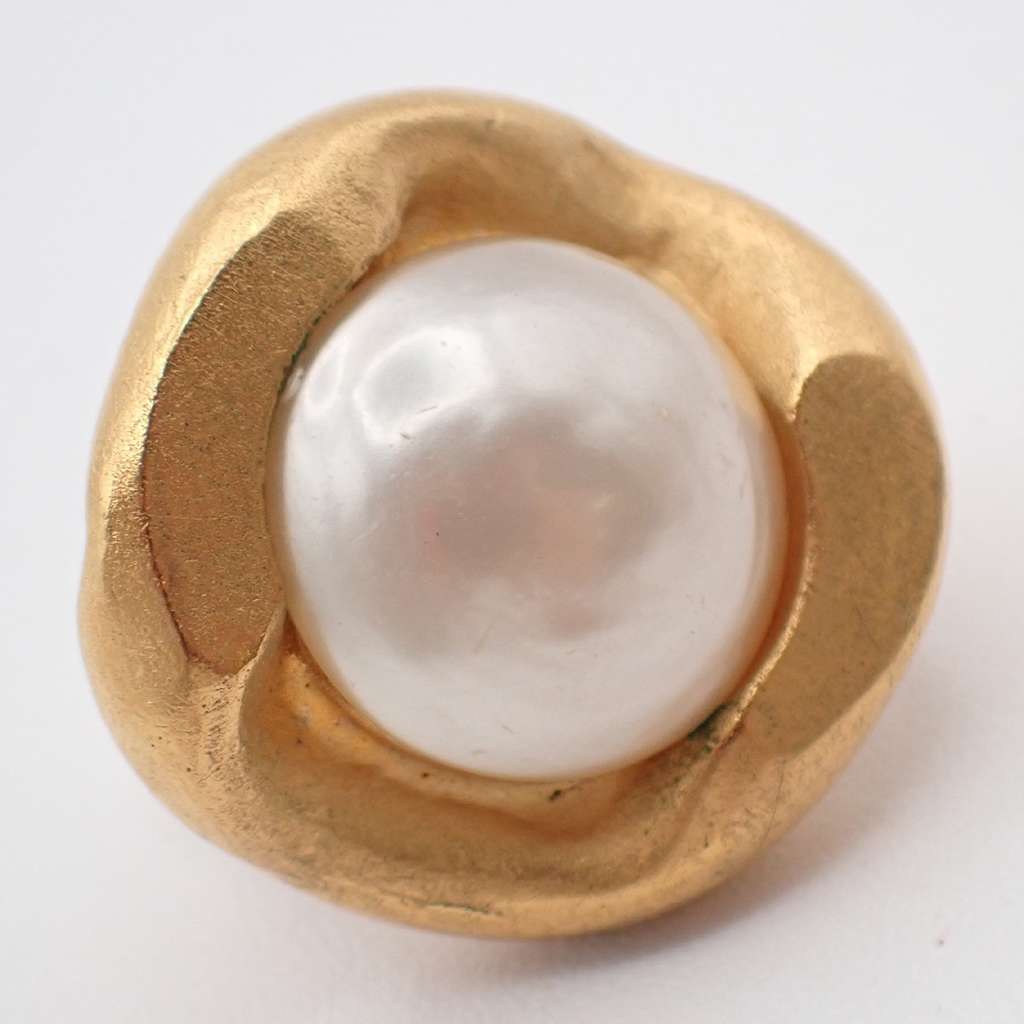 Chanel Vintage Round Clip-On Earrings Gold Good condition - Model View