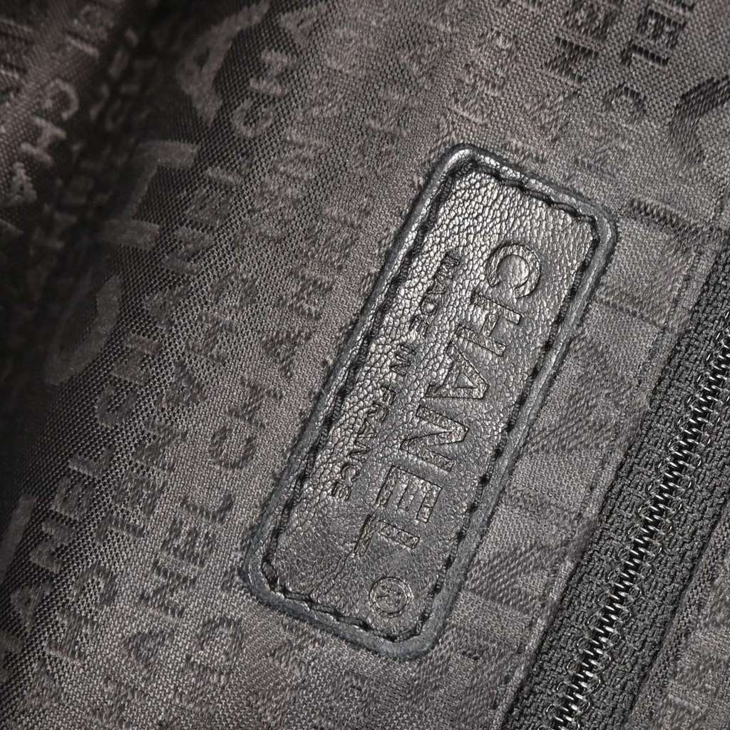 Chanel Vintage Chain Around Shoulder Bag Black Leather Good condition - Model View