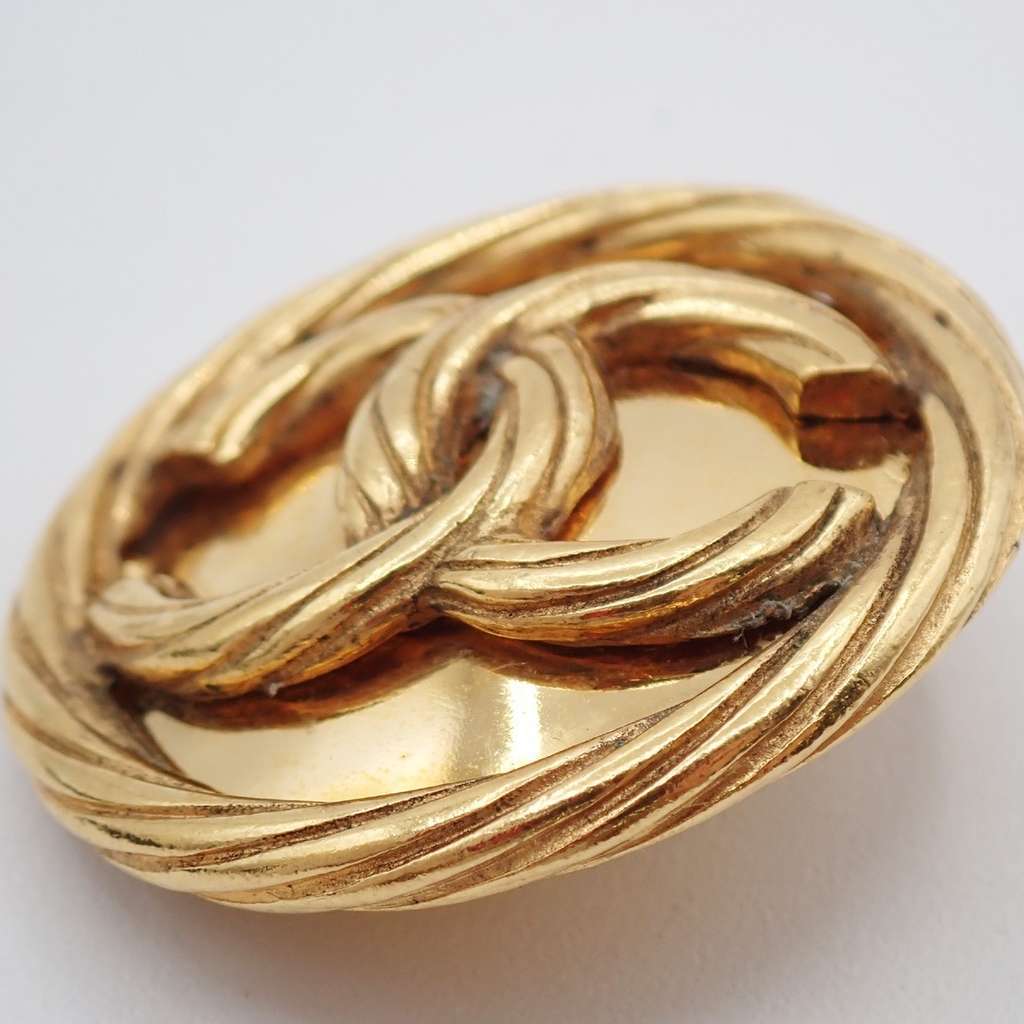 Chanel Vintage CC Round Button Clip-On Earrings Gold Good condition - Model View