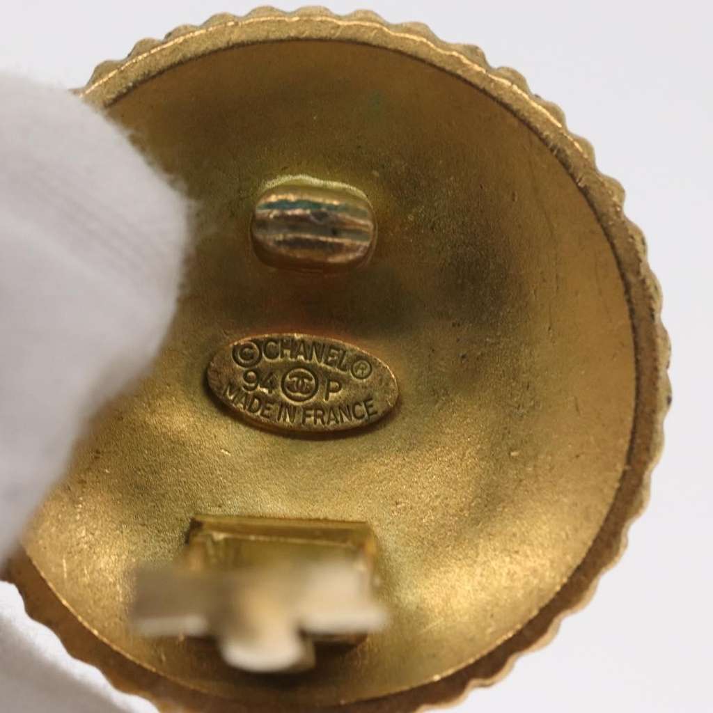 Chanel Vintage Round CC Clip-On Earrings Gold Good condition - Model View