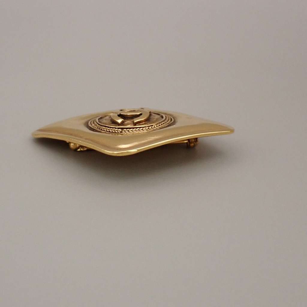 Chanel Vintage CC Diamond Brooch Gold Good condition - Model View