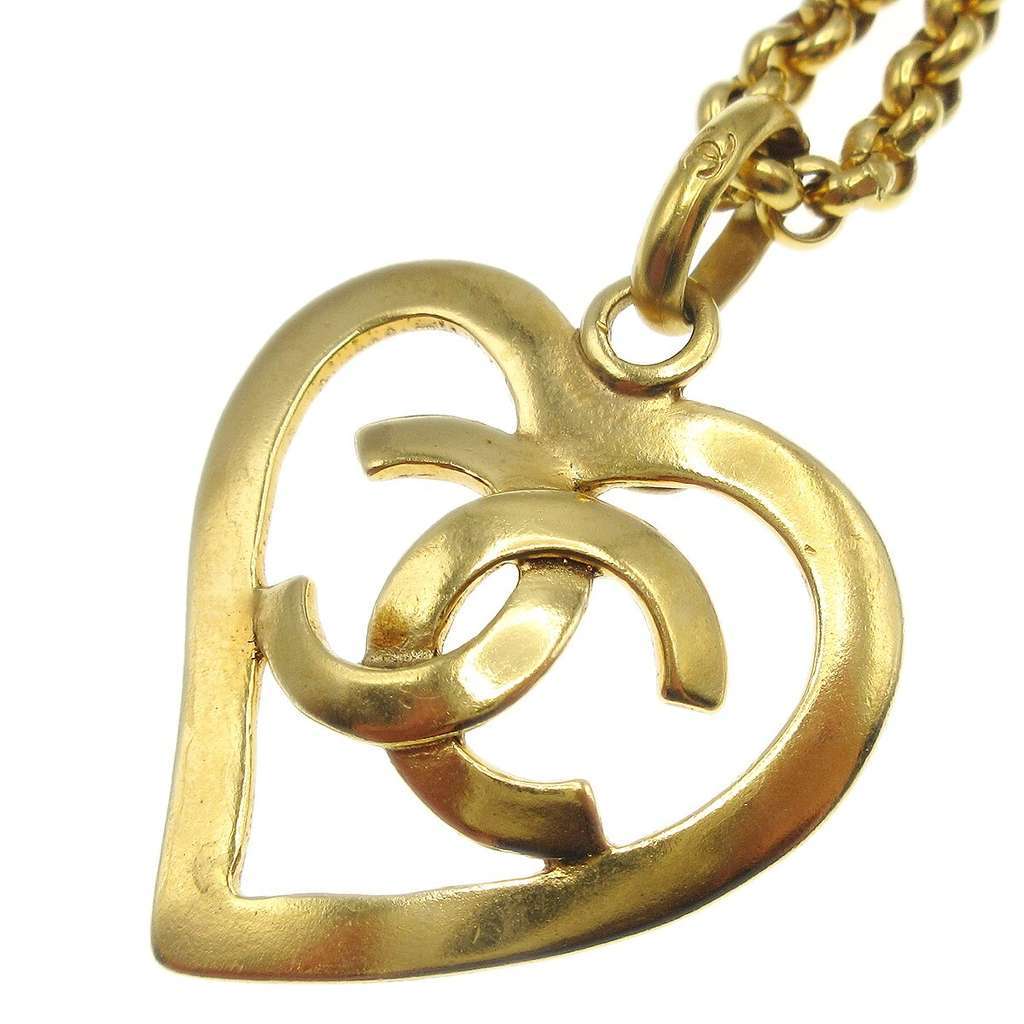 Chanel CC Heart Pendant Necklace Gold Good condition - Model View